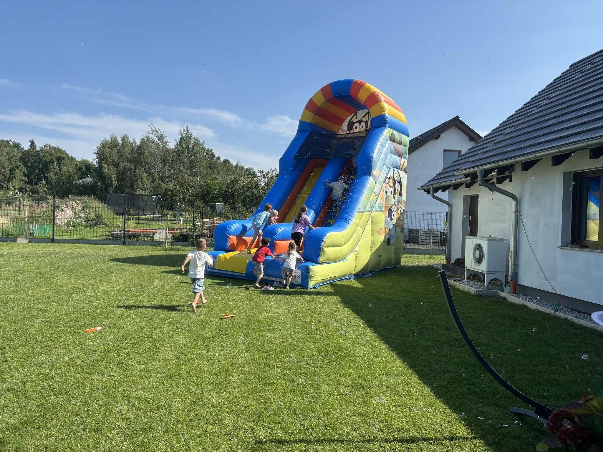 Dmuchańce Żary - dzieci bawiące się na dmuchańcu Love2Jump